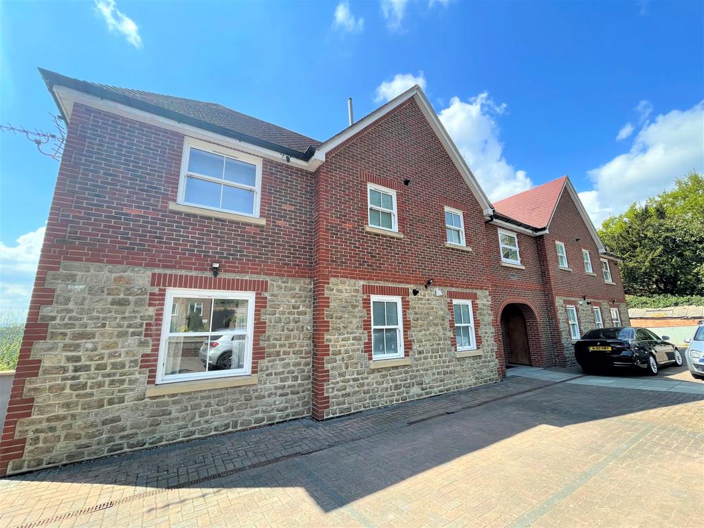 Frith Hill Road, Godalming, Surrey, GU7 2 bed apartment - £1,375 pcm (£ ...
