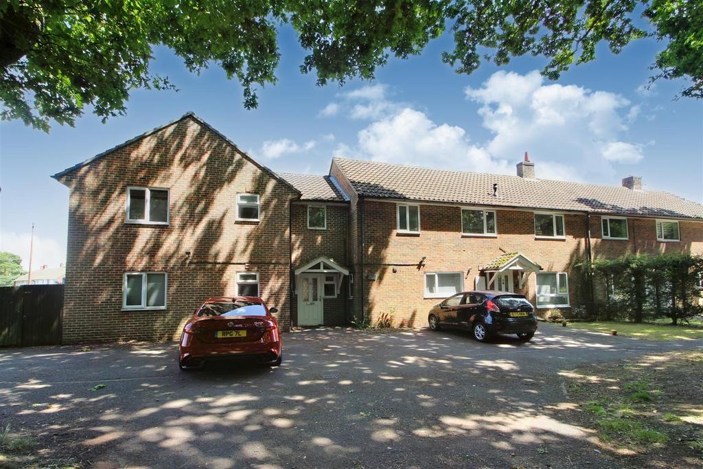 Hollybush Lane, Burghfield, RG7 1 bed apartment for sale £180,000