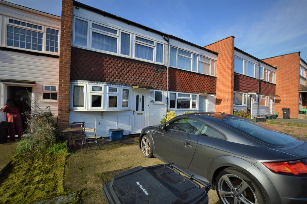 Long Green, Chigwell, Essex, IG7 3 bed terraced house to rent £1,900