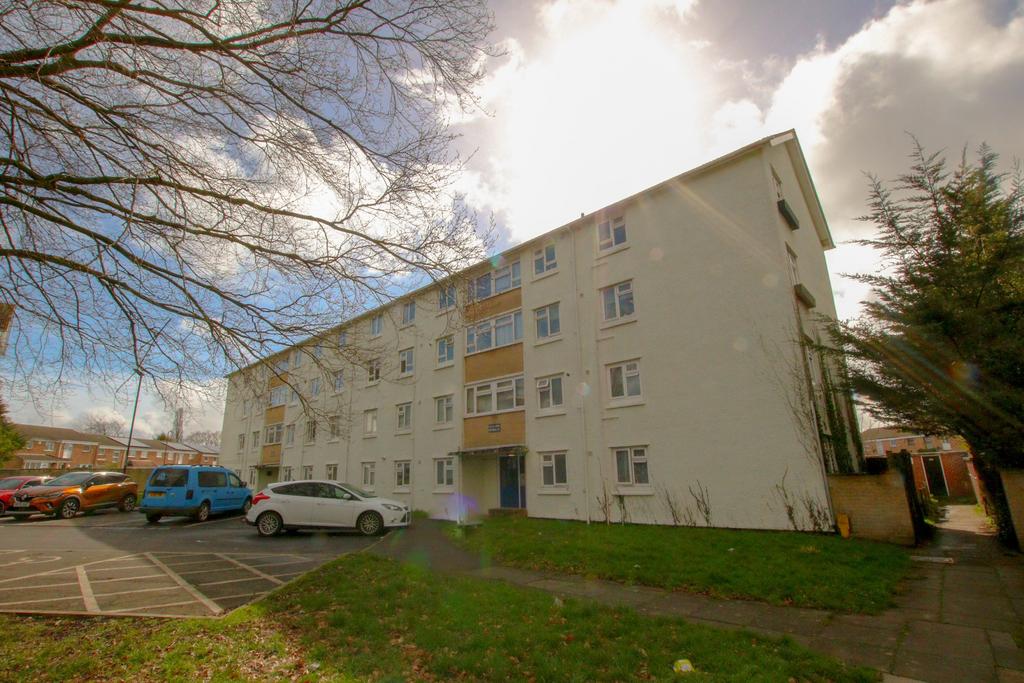 Lower Brownhill Road, Southampton 2 bed flat £160,000