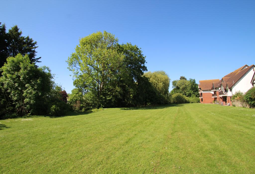 Wren Drive, West Drayton, Greater London 2 bed apartment £300,000