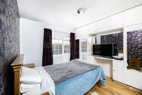 3 bedroom semi-detached house for sale - Oakwood Drive, Edgware