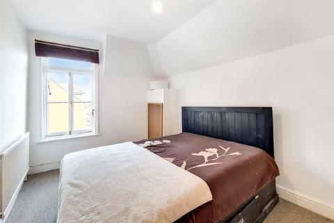 121b Tottenham Lane, London, N8 9BJ