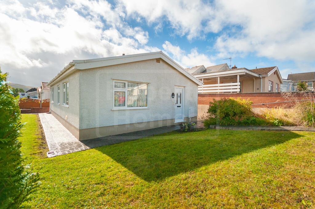 Richmond Park, Ystradgynlais, Swansea, West 2 bed detached bungalow for sale £229,950