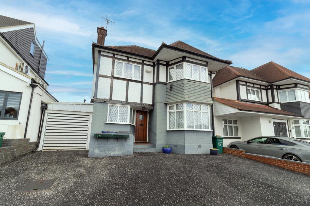 Broadfields Avenue, Edgware, HA8 4 bed detached house £1,050,000
