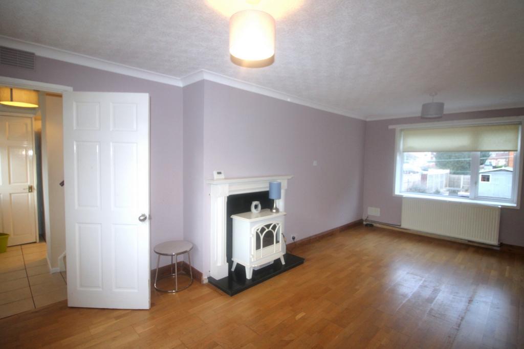 Queen Elizabeth Road, Kidderminster... 3 bed house £795 pcm (£183 pw)