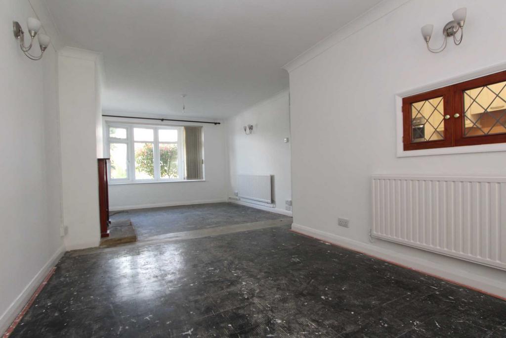 Fairland Close, Rayleigh 3 bed semidetached house £1,600 pcm (£369 pw)