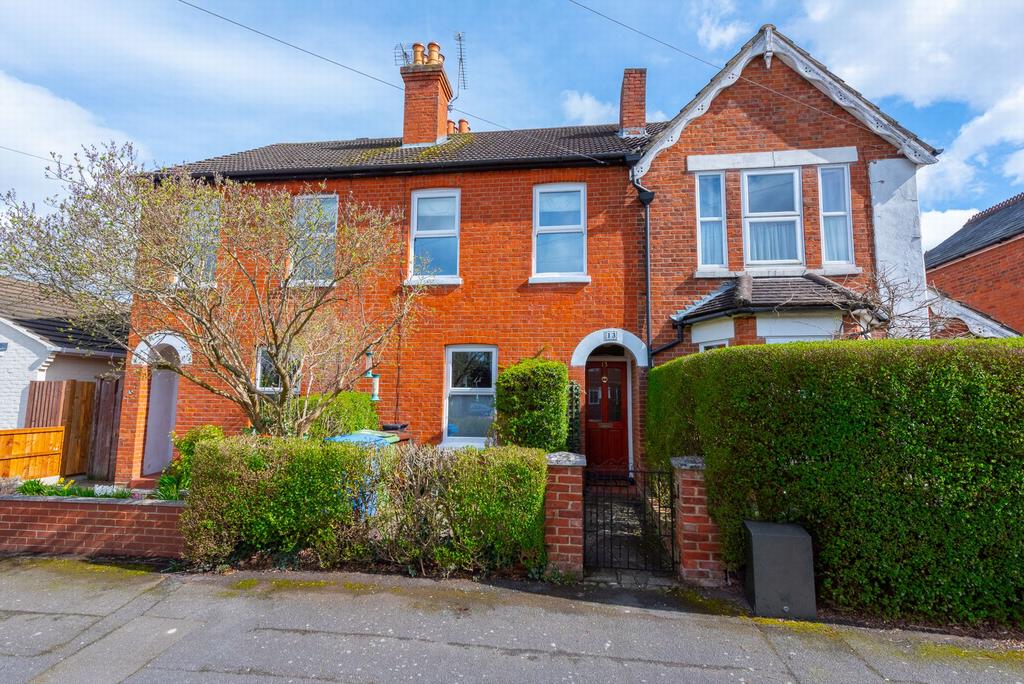 Windsor Road, Farnborough, GU14 2 bed terraced house £400,000