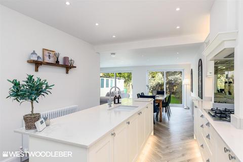 8 Hammondstreet Road, Cheshunt, Waltham Cross, EN7 6NT