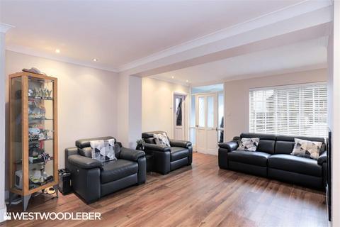 2d Churchfield Path, Cheshunt, Waltham Cross, EN8 9EG