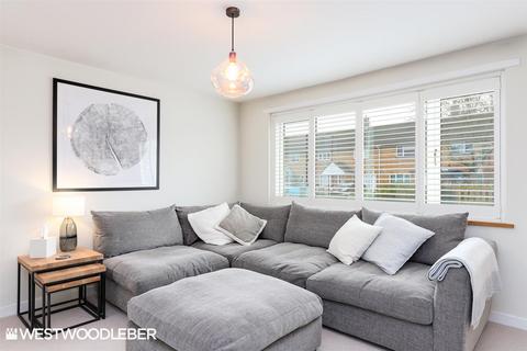 1 Puttocks Drive, Welham Green, Hatfield, AL9 7LW
