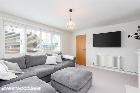 1 Puttocks Drive, Welham Green, Hatfield, AL9 7LW