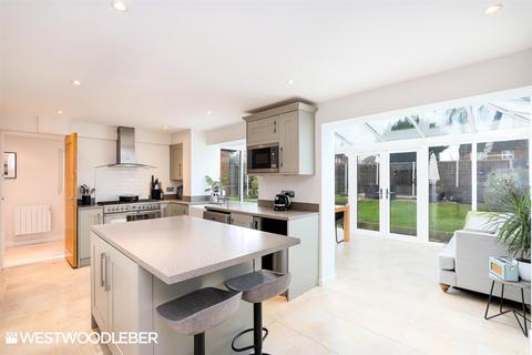 1 Puttocks Drive, Welham Green, Hatfield, AL9 7LW