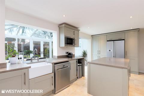1 Puttocks Drive, Welham Green, Hatfield, AL9 7LW