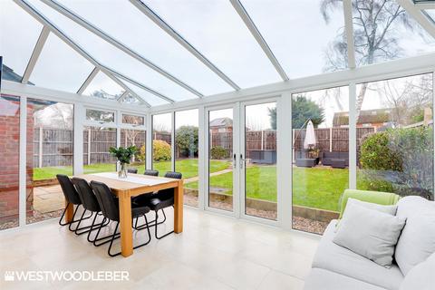 1 Puttocks Drive, Welham Green, Hatfield, AL9 7LW