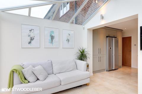 1 Puttocks Drive, Welham Green, Hatfield, AL9 7LW