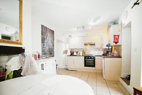 undefined, BILLS INCLUDED - Quarry Mount, Woodhouse, Leeds, LS6