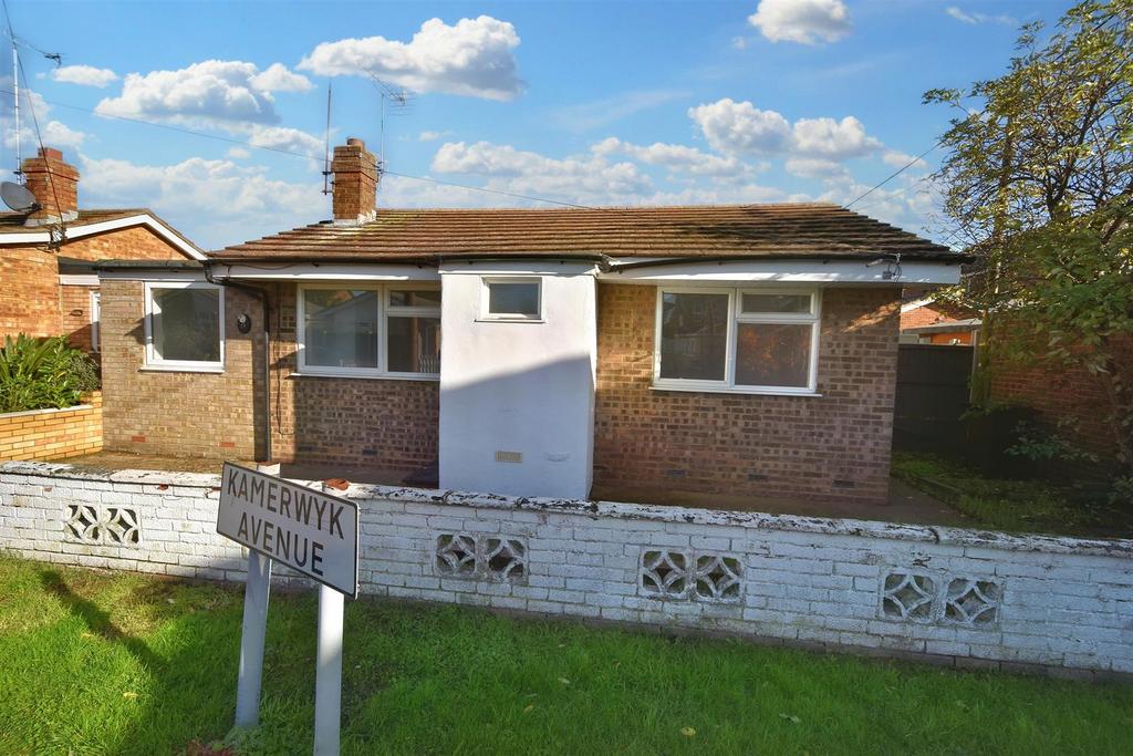 Kamerwyk Avenue, Canvey Island SS8 2 bed bungalow for sale £275,000