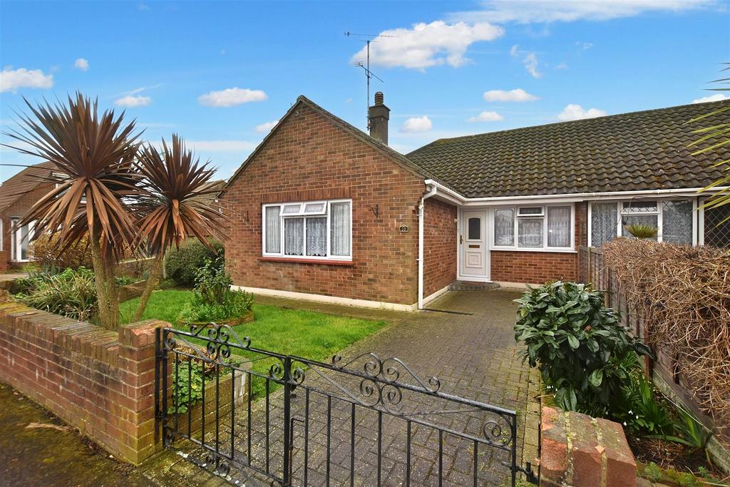 Avenue, Canvey Island SS8 2 bed semidetached bungalow for sale