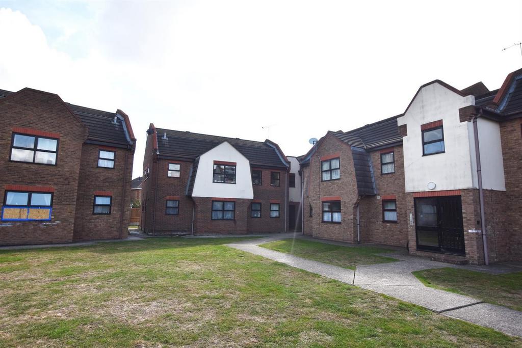 Sanders Road, Canvey Island SS8 1 bed flat £175,000