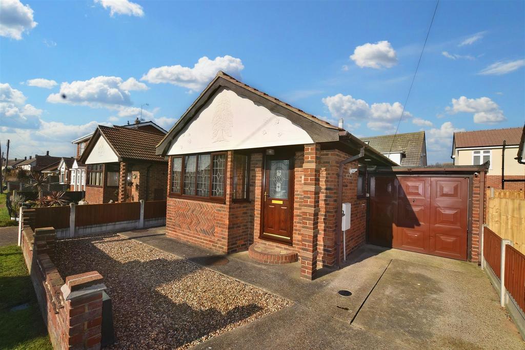Waarden Road, Canvey Island SS8 1 bed detached bungalow for sale £275,000