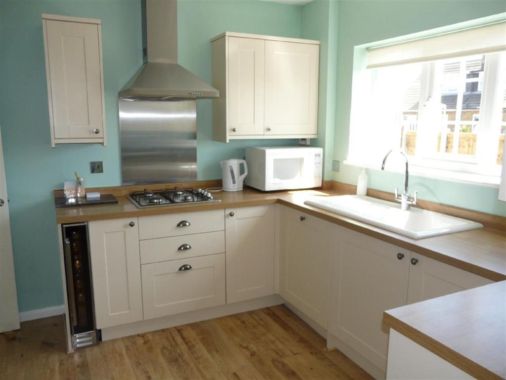 Point Road, Canvey Island SS8 2 bed bungalow for sale £315,000