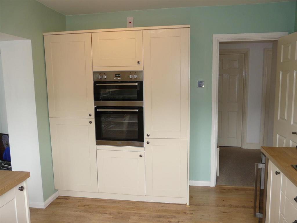 Point Road, Canvey Island SS8 2 bed bungalow for sale £315,000