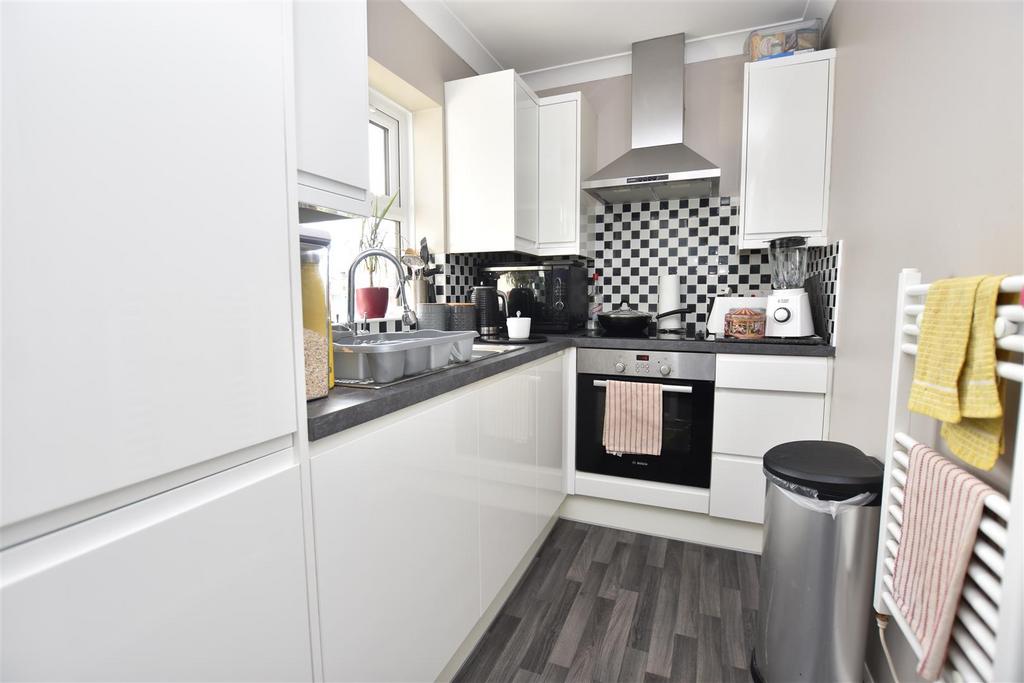 Sanders Road, Canvey Island SS8 1 bed apartment £190,000
