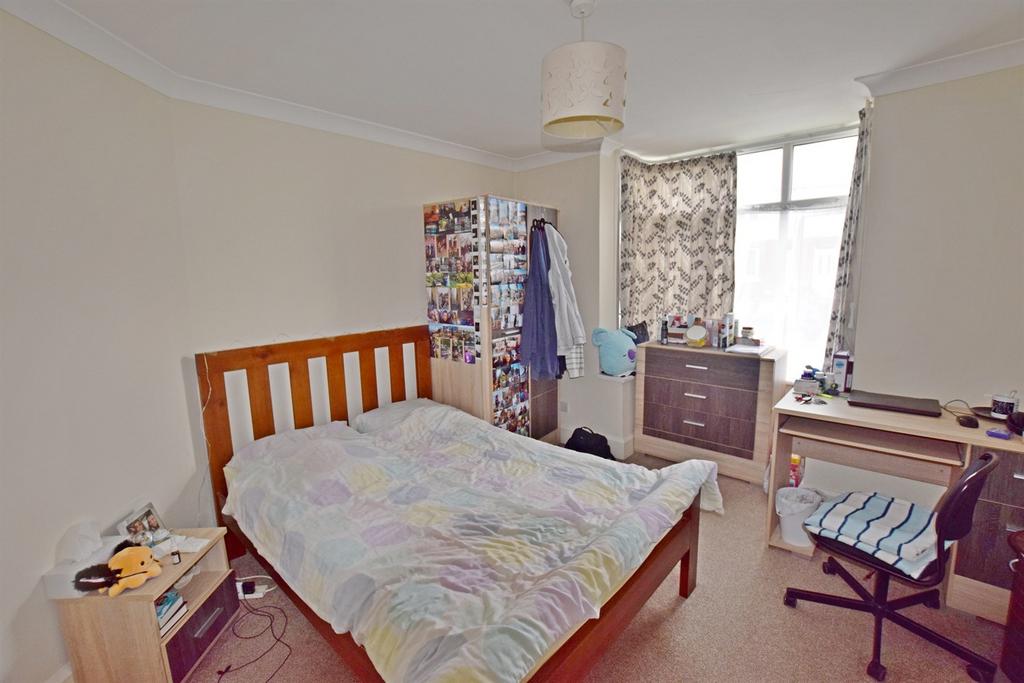 Gravits Lane, Bognor Regis, PO21 5 bed semidetached house £2,900 pcm