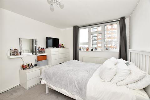 2 bedroom flat for sale - Gardner Close, Wanstead