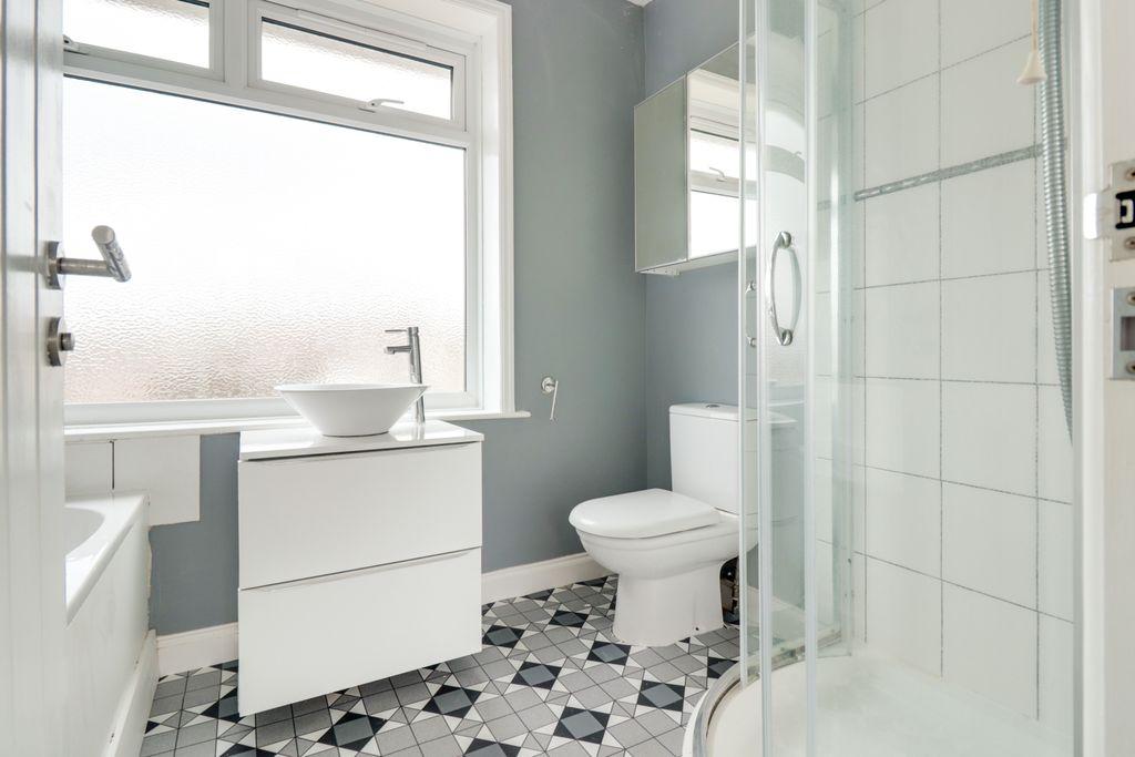 Ensuite to Bed 1