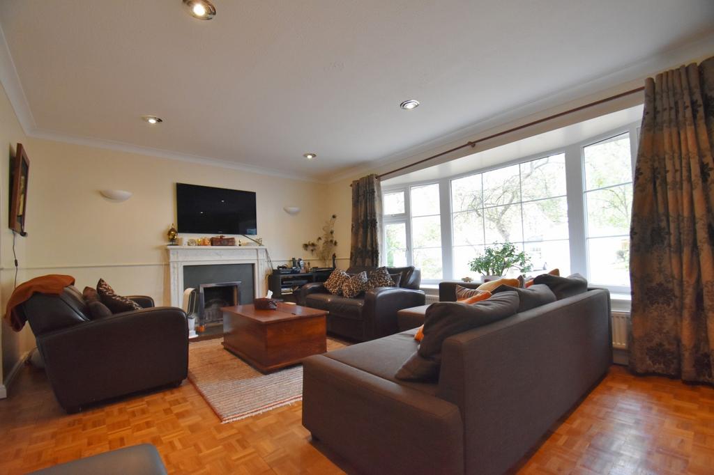 St Huberts Close, Gerrards Cross... 4 bed detached house £3,000 pcm