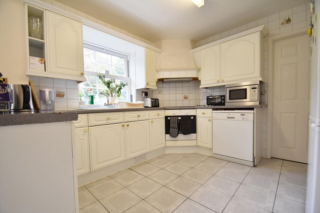 St Huberts Close, Gerrards Cross... 4 bed detached house £3,000 pcm