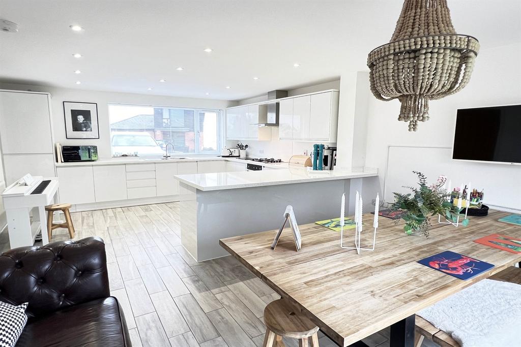 Dining to kitchen