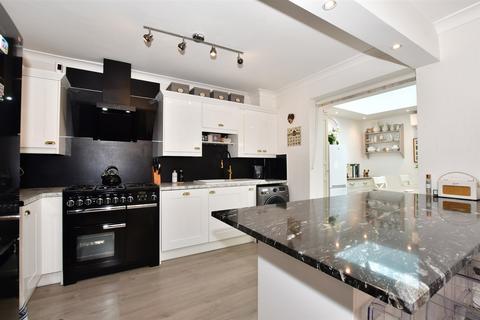 12 Cerne Road, Gravesend, DA12 4BW