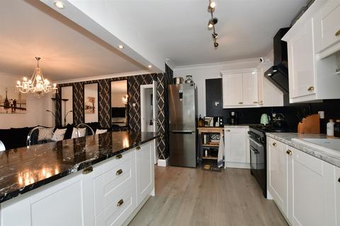 12 Cerne Road, Gravesend, DA12 4BW