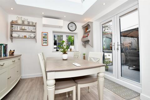 12 Cerne Road, Gravesend, DA12 4BW