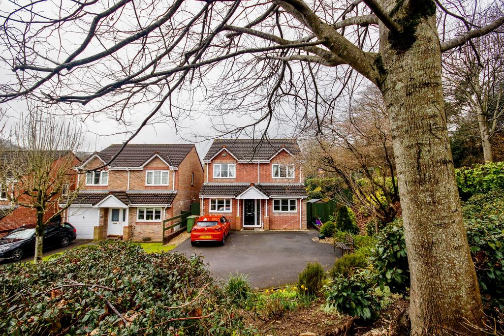 Dan Y Bryn, Pontllanfraith, Blackwood 4 bed detached house for sale £