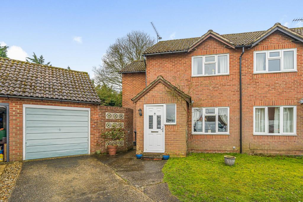 Vindomis Close, Holybourne, Alton, Hampshire 3 bed semidetached house for sale £425,000