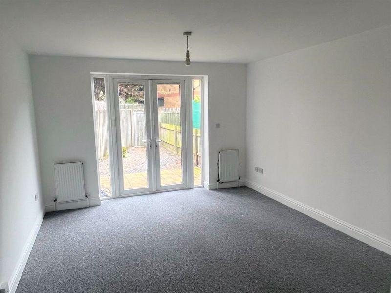 Hook Road, Epsom 3 bed semidetached house £2,100 pcm (£485 pw)