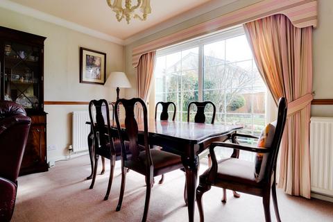 4 bedroom detached house for sale - Thornhill Avenue, Huddersfield HD3 3DG