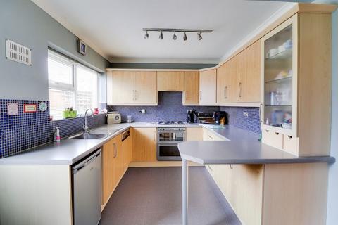 4 bedroom detached house for sale - Thornhill Avenue, Huddersfield HD3 3DG
