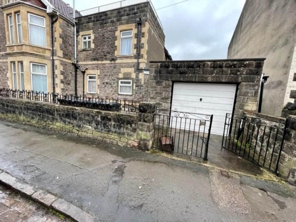 Dickenson Road, WestonsuperMare, North Somerset 1 bed flat £550 pcm (£127 pw)