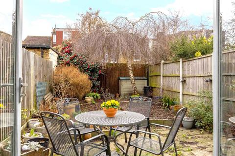 39 Gould Road, Twickenham, TW2 6RN