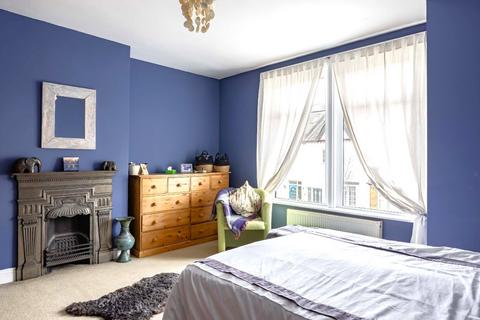 39 Gould Road, Twickenham, TW2 6RN