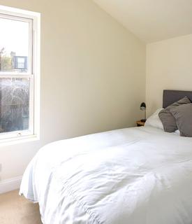 39 Gould Road, Twickenham, TW2 6RN