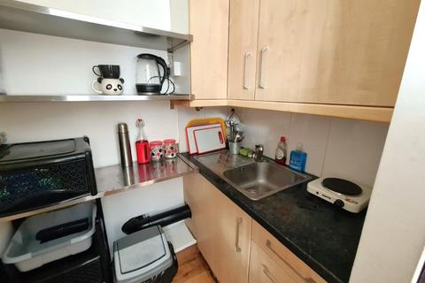 Studio to rent - Muswell Hill Broadway, London,