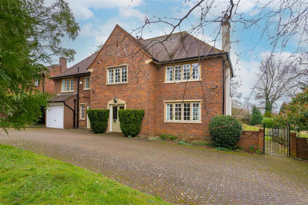 Meadway, Berkhamsted 4 bed detached house £1,750,000