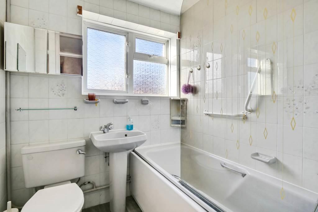 Bathroom- 61 Conway .jpg