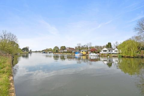 7 Cedar Close, Staines-upon-thames, TW18 2TF